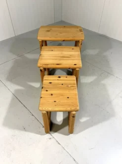 Tables gigognes en pin dans le style de Rainer Daumiller, années 1970.