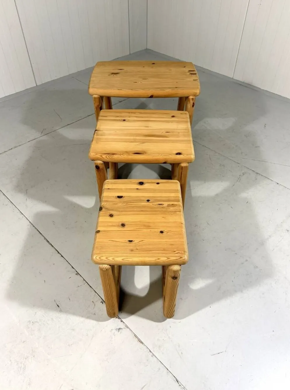 Tables gigognes en pin dans le style de Rainer Daumiller, années 1970.