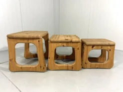 Tables gigognes en pin dans le style de Rainer Daumiller, années 1970.