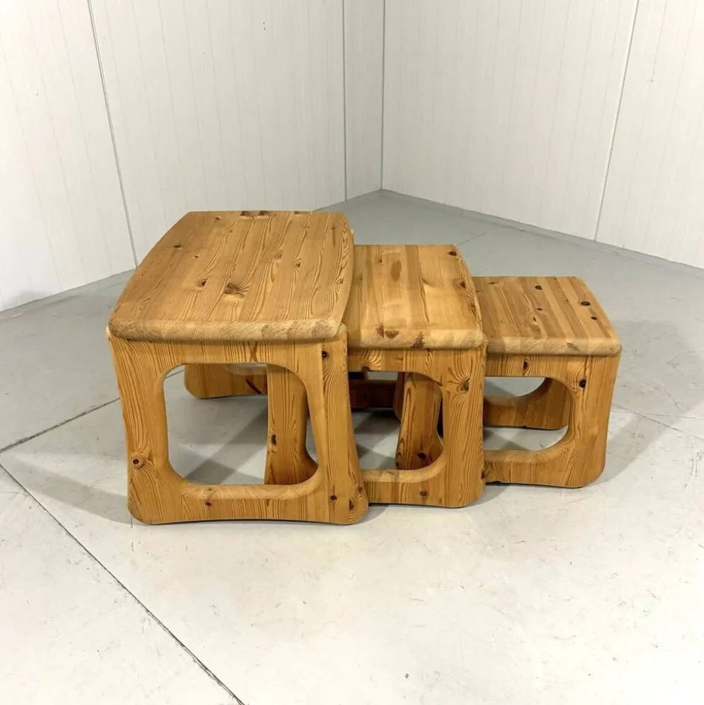 Tables gigognes en pin dans le style de Rainer Daumiller, années 1970.