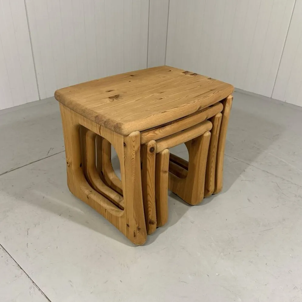 Tables gigognes en pin dans le style de Rainer Daumiller, années 1970.