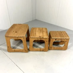 Tables gigognes en pin dans le style de Rainer Daumiller, années 1970.