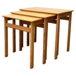 Tables gigognes en pin de style mid-century moderne d'Asko, Finlande, années 1960, ensemble de 3.