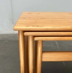 Tables gigognes en pin de style mid-century moderne d'Asko, Finlande, années 1960, ensemble de 3.