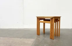 Tables gigognes en pin de style mid-century moderne d'Asko, Finlande, années 1960, ensemble de 3.