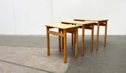 Tables gigognes en pin de style mid-century moderne d'Asko, Finlande, années 1960, ensemble de 3.
