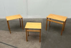 Tables gigognes en pin de style mid-century moderne d'Asko, Finlande, années 1960, ensemble de 3.