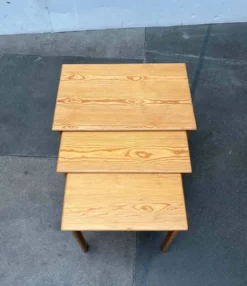 Tables gigognes en pin de style mid-century moderne d'Asko, Finlande, années 1960, ensemble de 3.
