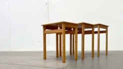 Tables gigognes en pin de style mid-century moderne d'Asko, Finlande, années 1960, ensemble de 3.