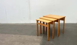 Tables gigognes en pin de style mid-century moderne d'Asko, Finlande, années 1960, ensemble de 3.