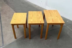 Tables gigognes en pin de style mid-century moderne d'Asko, Finlande, années 1960, ensemble de 3.