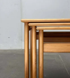 Tables gigognes en pin de style mid-century moderne d'Asko, Finlande, années 1960, ensemble de 3.