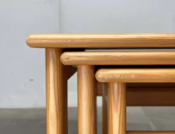 Tables gigognes en pin de style mid-century moderne d'Asko, Finlande, années 1960, ensemble de 3.