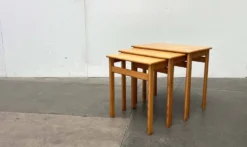 Tables gigognes en pin de style mid-century moderne d'Asko, Finlande, années 1960, ensemble de 3.