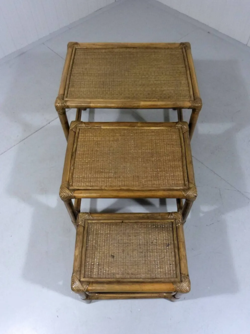 Tables gigognes en rotin, années 1970