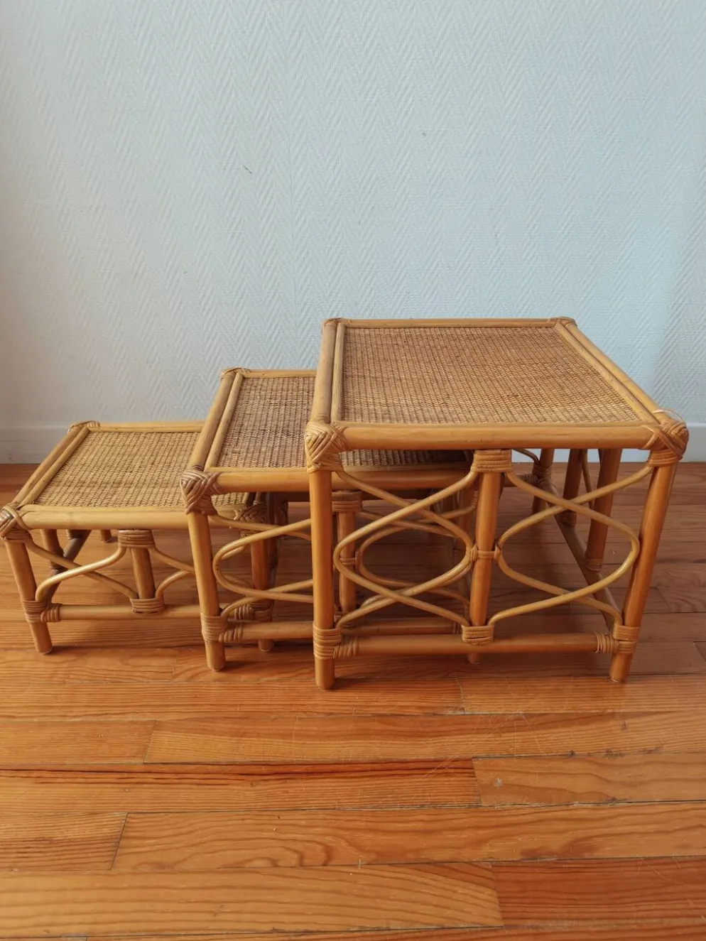 Tables gigognes en rotin et cannage – Esprit Riviera – Vers 1970/80