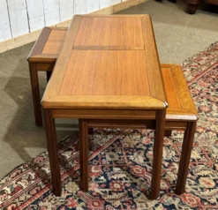 3 tables gigognes en teck, années 1970