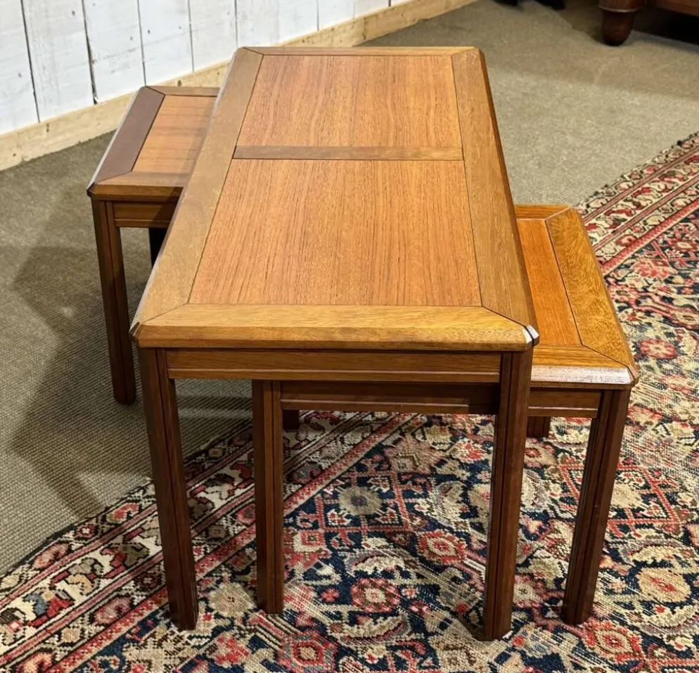 3 tables gigognes en teck, années 1970