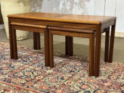 3 tables gigognes en teck, années 1970