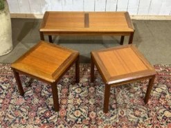 3 tables gigognes en teck, années 1970