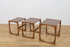 Tables gigognes en teck de style mid-century modern conçues par R. Bennett pour G-Plan, Royaume-Uni, années 1960.
