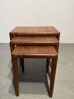 Tables gigognes en teck par Bramin