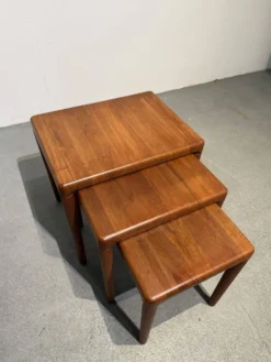 Tables gigognes en teck par Bramin