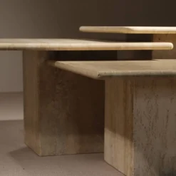 3 tables gigognes en travertin, Italie années 1970