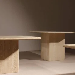3 tables gigognes en travertin, Italie années 1970