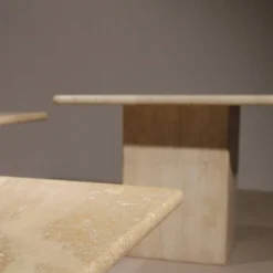3 tables gigognes en travertin, Italie années 1970