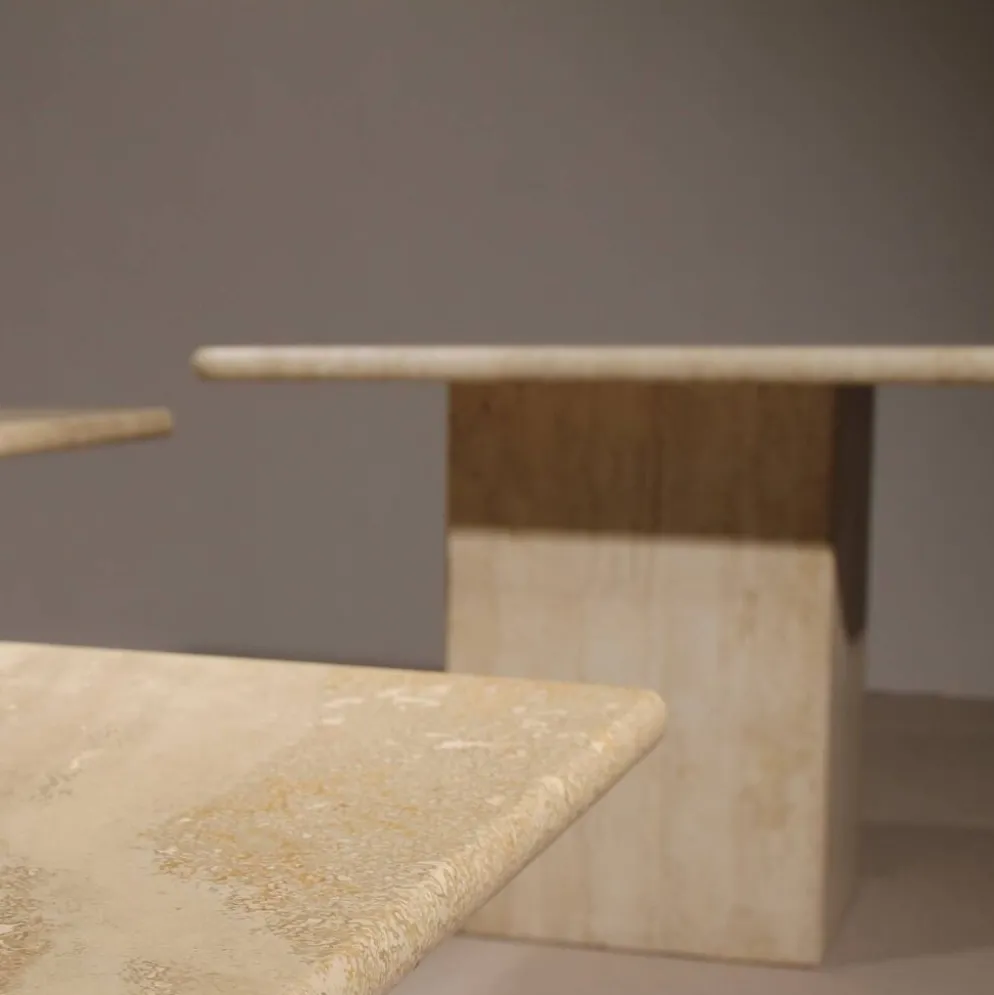 3 tables gigognes en travertin, Italie années 1970