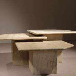 3 tables gigognes en travertin, Italie années 1970