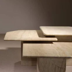 3 tables gigognes en travertin, Italie années 1970