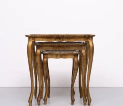 Tables gigognes florentines triptyques en bois doré et rouge, Italie, 1960
