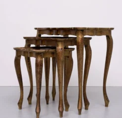 Tables gigognes florentines triptyques en bois doré et rouge, Italie, 1960