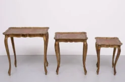 Tables gigognes florentines triptyques en bois doré et rouge, Italie, 1960