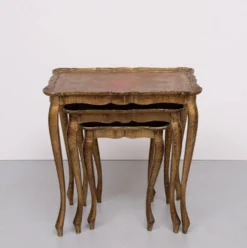 Tables gigognes florentines triptyques en bois doré et rouge, Italie, 1960