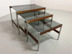 3 tables gigognes Fristho de design hollandais avec plateau en verre fumé et cadre en wengé, années 60