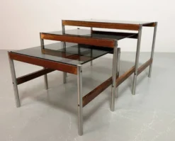3 tables gigognes Fristho de design hollandais avec plateau en verre fumé et cadre en wengé, années 60