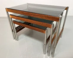 3 tables gigognes Fristho de design hollandais avec plateau en verre fumé et cadre en wengé, années 60