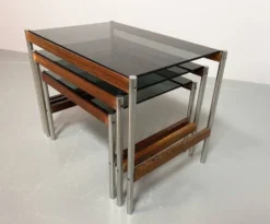 3 tables gigognes Fristho de design hollandais avec plateau en verre fumé et cadre en wengé, années 60