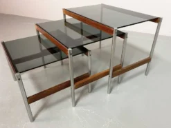 3 tables gigognes Fristho de design hollandais avec plateau en verre fumé et cadre en wengé, années 60