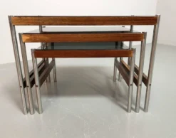 3 tables gigognes Fristho de design hollandais avec plateau en verre fumé et cadre en wengé, années 60