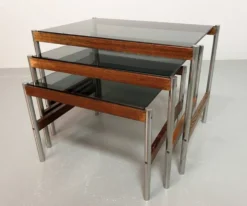 3 tables gigognes Fristho de design hollandais avec plateau en verre fumé et cadre en wengé, années 60