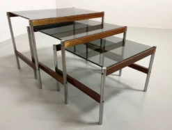 3 tables gigognes Fristho de design hollandais avec plateau en verre fumé et cadre en wengé, années 60