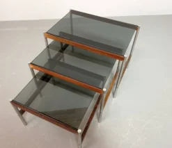 3 tables gigognes Fristho de design hollandais avec plateau en verre fumé et cadre en wengé, années 60