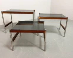 3 tables gigognes Fristho de design hollandais avec plateau en verre fumé et cadre en wengé, années 60