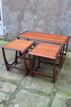 Tables gigognes GPlan en teck années 60