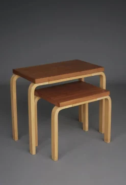 Tables gigognes modèle 88 par Alvar Aalto pour Artek, années 1960. Lot de 2.