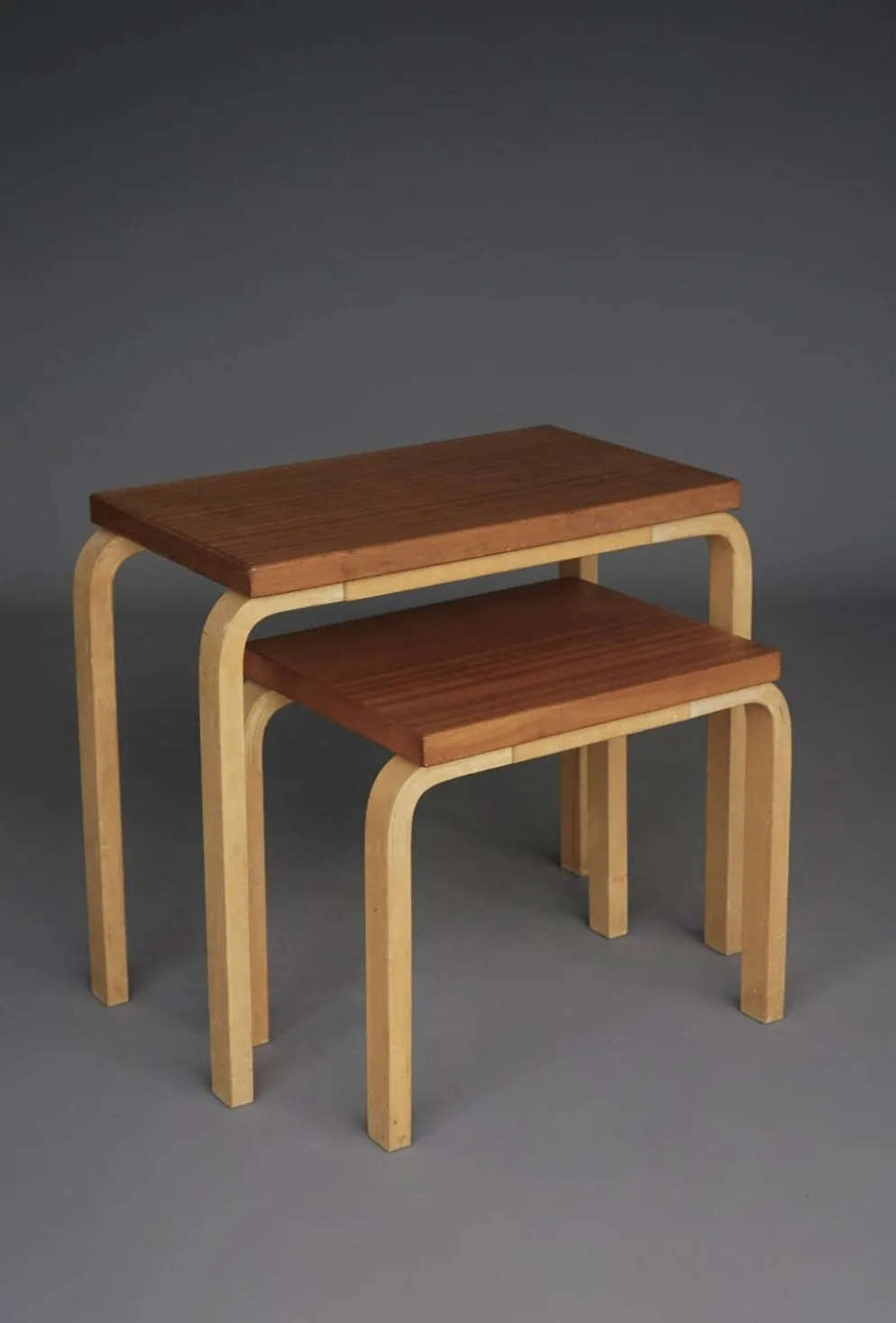Tables gigognes modèle 88 par Alvar Aalto pour Artek, années 1960. Lot de 2.